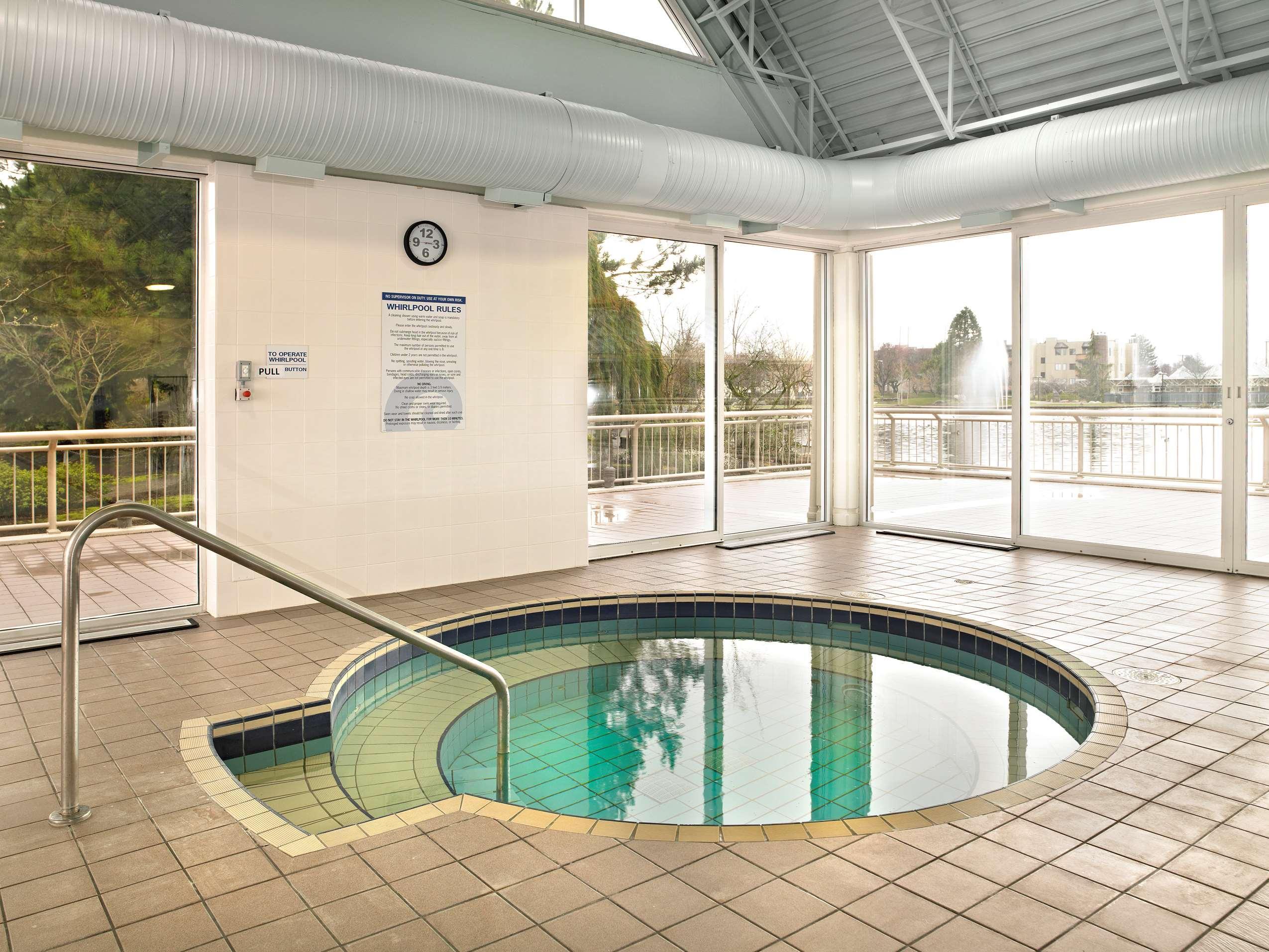 Coast Chilliwack Hotel By Apa Exterior photo