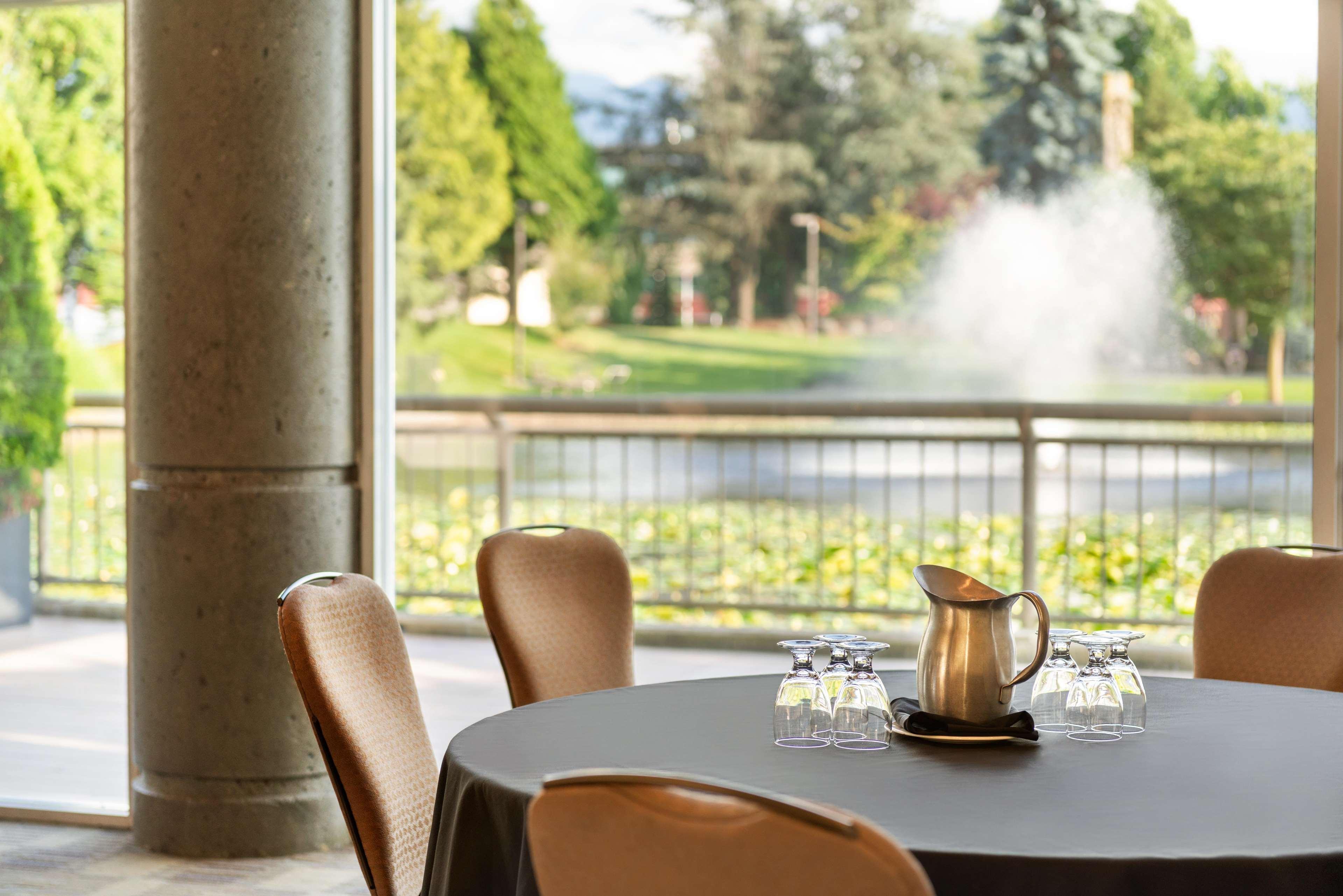Coast Chilliwack Hotel By Apa Exterior photo