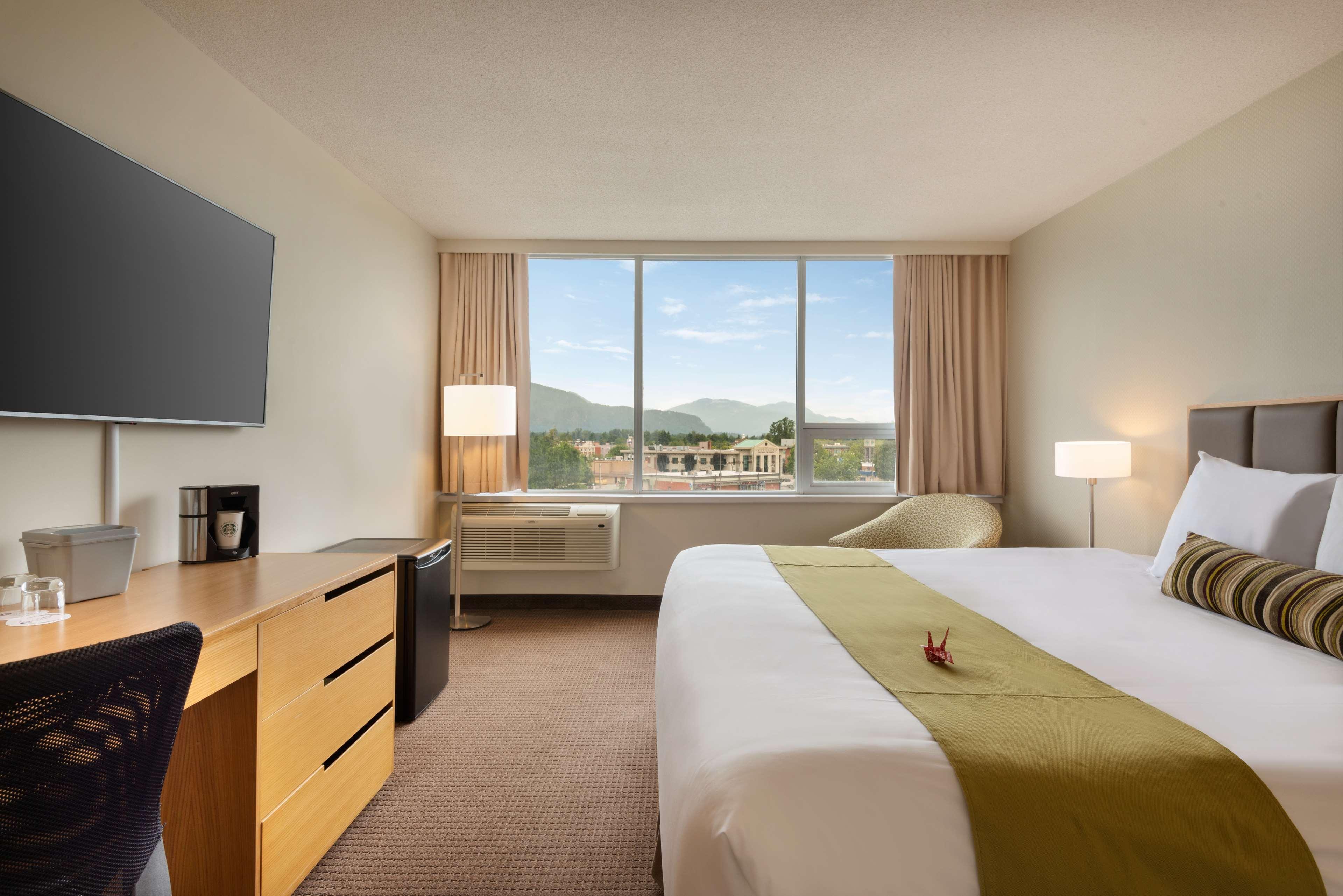 Coast Chilliwack Hotel By Apa Exterior photo