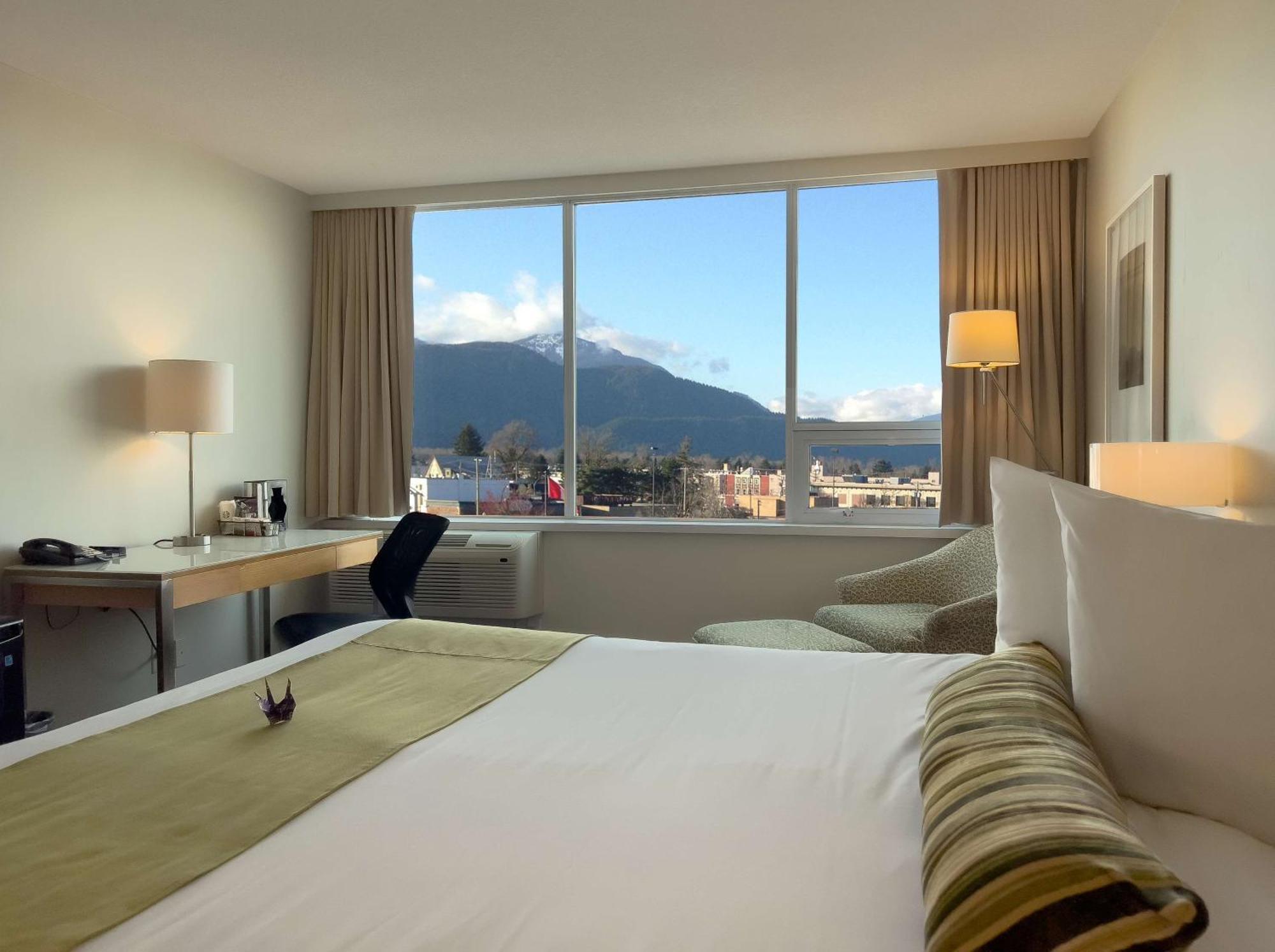 Coast Chilliwack Hotel By Apa Exterior photo