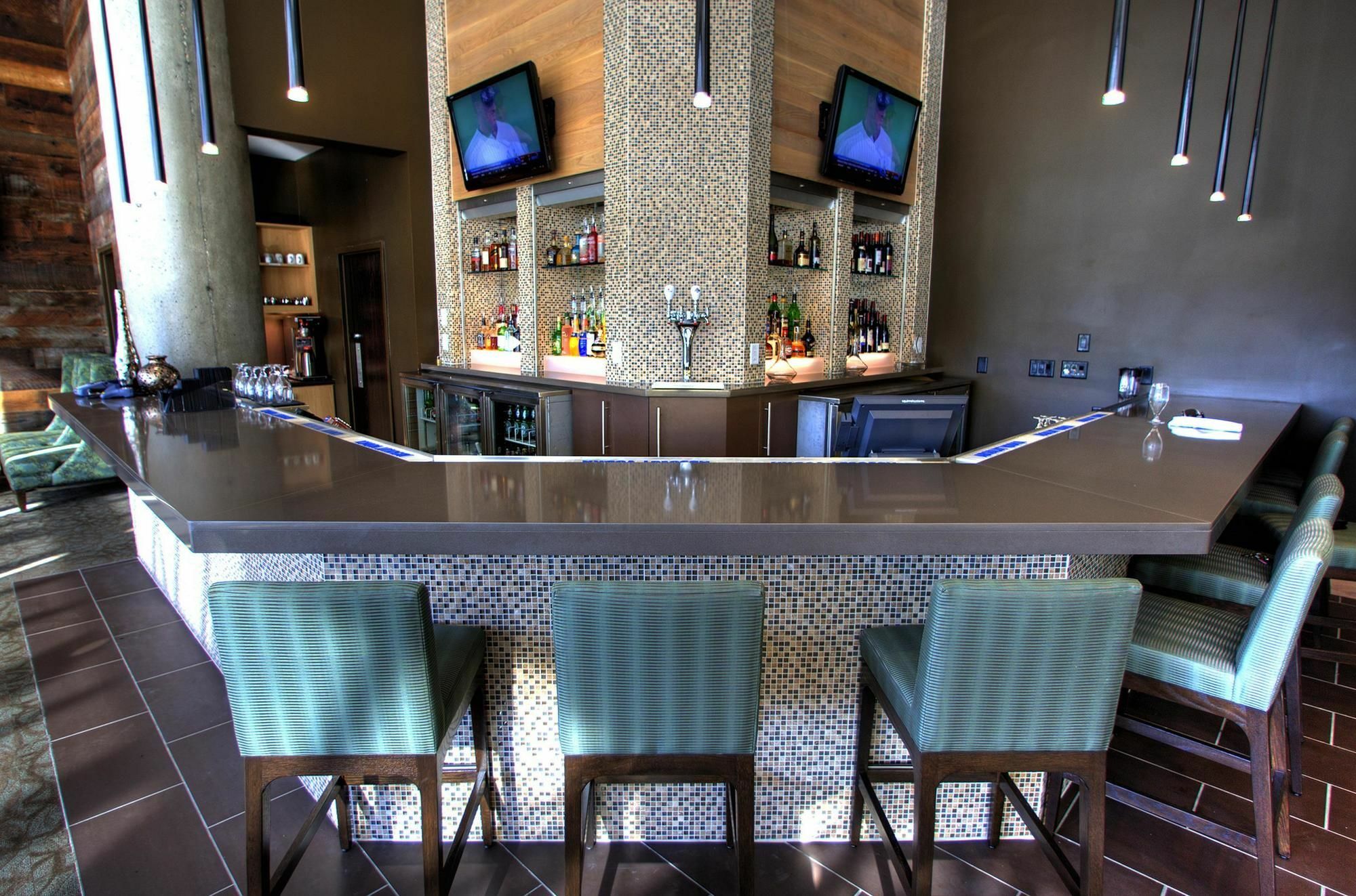 Coast Chilliwack Hotel By Apa Exterior photo