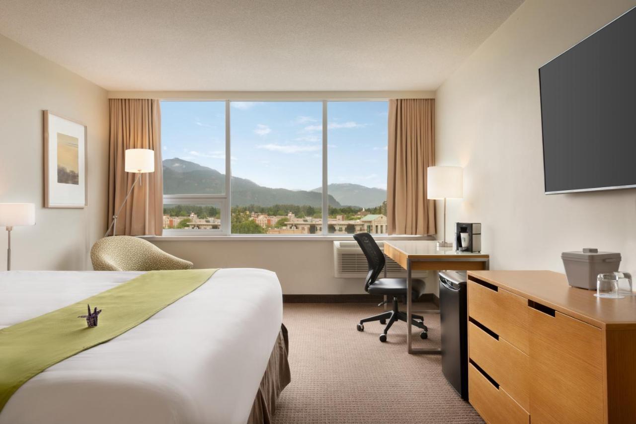 Coast Chilliwack Hotel By Apa Exterior photo